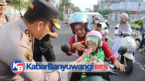 Polresta Banyuwangi Beri Imbauan Mudik Sambil Bagikan Helm dan Coklat Gratis ke Anak