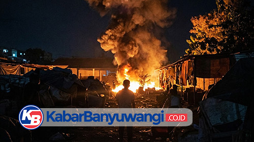 Asap Membumbung Tinggi di Srono Banyuwangi, Diduga Dipicu Puntung Rokok Lapak Rongsokan Terbakar