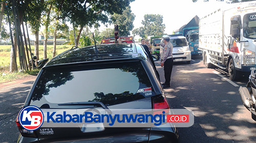 Toyota Agya Adu Moncong dengan Dump Truk di Jalan Raya Jember-Banyuwangi, Pengemudi Selamat