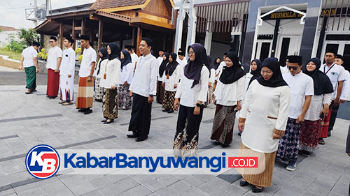 https://kabarbanyuwangi.co.id/asset/foto_berita/kenakan_sarung.jpg