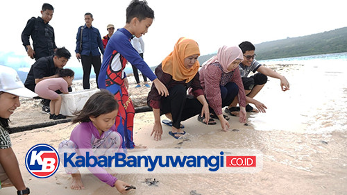 Gubernur Khofifah Liburan di Pulau Tabuhan Banyuwangi Bareng Anak dan Cucu