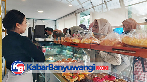 Warga Banyuwangi Berebut Cheesecake La Patisserie Cake Shop