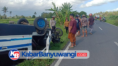 Mobil Carry Tabrak Pemotor lalu Terbalik di Jalan Lingkar Barat Rogojampi