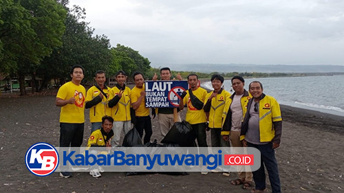 Komunitas Driver Ojol Maxim di Banyuwangi Kembali Bersih-Bersih Sampah Pantai