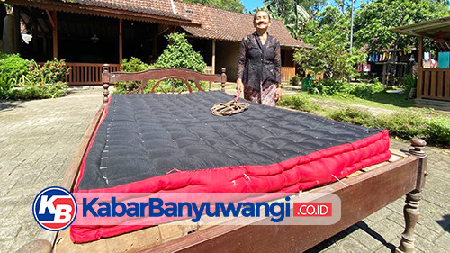 Menilik Filosofi Merah-Hitam Tradisi Mepe Kasur di Desa Adat Kemiren Banyuwangi