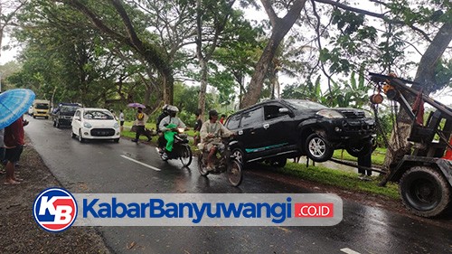 Diduga Akibat Ban Selip, Mobil Tercebur ke Sungai