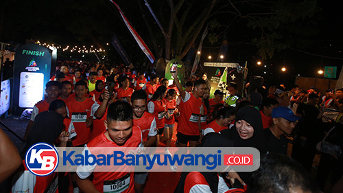 Ratusan Pelari Meriahkan Banyuwangi Night Healthy Run di RTH Maron Genteng