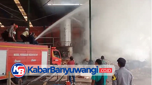 Api Lalap Pabrik Triplek di Glenmore Banyuwangi, Kerugian Capai Rp300 Juta