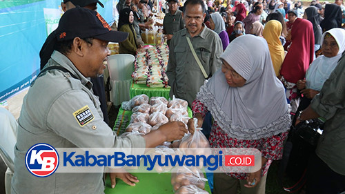 Warga Banyuwangi Sumringah Beli Beras di Pasar Murah