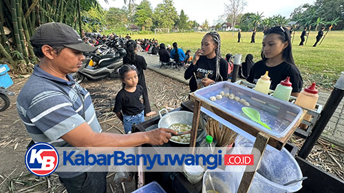 Berkah Pedagang Keliling di Balik Latihan Banyuwangi Ethno Carnival 2026 di Srono