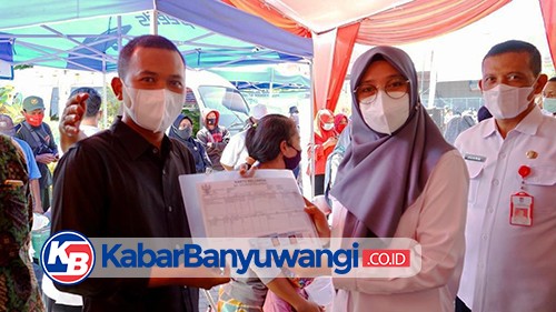 Ngantor di Desa, Bupati Ipuk Bereskan Dokumen Adminduk Penghayat Kepercayaan