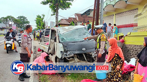 Pikap Muat Bawang Merah Tabrak Pagar Rumah hingga Terbalik di Banyuwangi