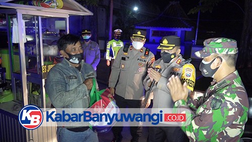 Sambil Patroli Penerapan Jam Malam, TNI-Polri Bagi Sembako ke PKL