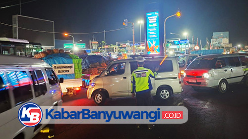 Atasi Kepadatan Arus di Pelabuhan Ketapang, Polisi Dikerahkan hingga Bantu Turis Asing