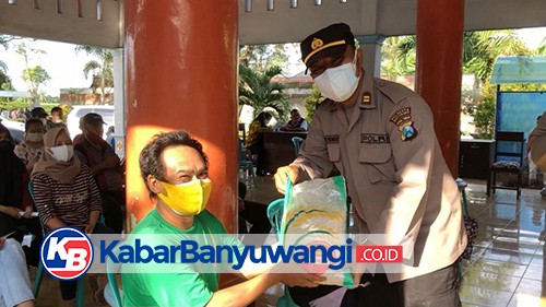 Polresta Banyuwangi Bagikan Ratusan Sembako ke Pelaku Seni di Desa Aliyan