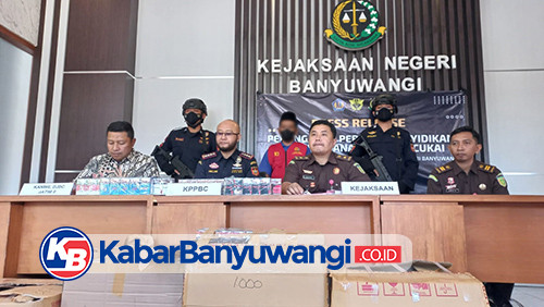 Edarkan Ratusan Ribu Rokok Ilegal, Warga Kalipuro Tertangkap Bea Cukai Banyuwangi