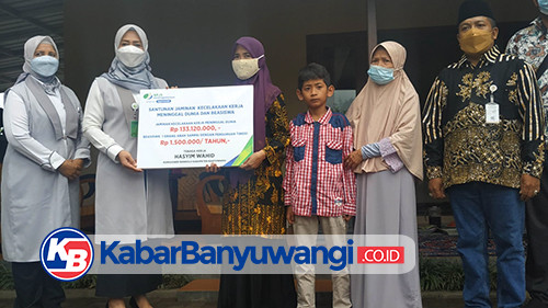 Keluarga Komisioner Bawaslu Banyuwangi yang Meninggal Dunia Dapat Santunan BPJS Ketenagakerjaan