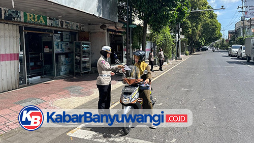 Sebar Brosur Operasi Zebra Semeru 2024, Satlantas Polresta Banyuwangi Ajak Masyarakat Tertib Lalu Lintas