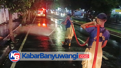 Solar Tumpah di Jalan Yos Sudarso Dibersihkan Damkarmat Banyuwangi