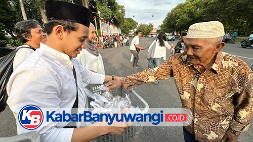 Bukan Sekadar Posting, Pegiat Medsos di Banyuwangi Turun Jalan Bagikan Ribuan Takjil