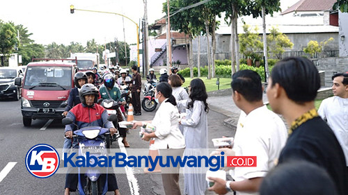 Kokoon Hotel Banyuwangi Bagikan CSR Ratusan Paket Takjil ke Pengguna Jalan