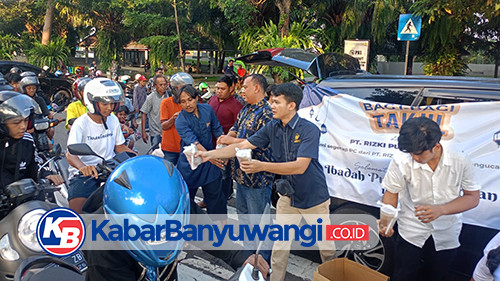 RPM dan Mandiri Utama Finance Bagi-bagi Takjil Gratis di Kota Banyuwangi