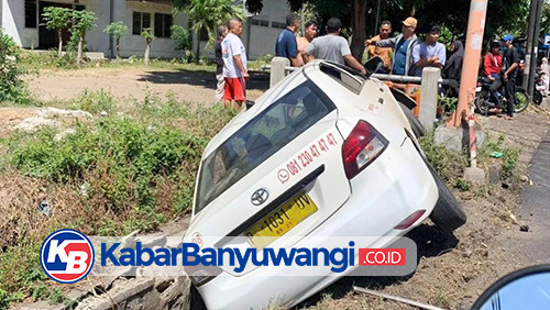 Mobil Taksi Masuk Selokan di Banyuwangi Gegara Sopir Pusing