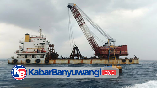 Tongkang Bercakar Dipersiapkan untuk Angkat Bangkai KMP Tunu Pratama Jaya di Selat Bali