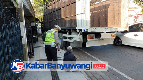 Truk Tronton Tabrak Pagar Rumah Warga Banyuwangi