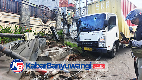 Diduga Sopir Ngantuk, Truk Box Tabrak Tiang Telkom dan Warung di Banyuwangi