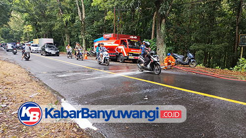 Tumpahan Solar di Glenmore Banyuwangi Sebabkan Pemotor Terjatuh, Damkarmat Turun Tangan