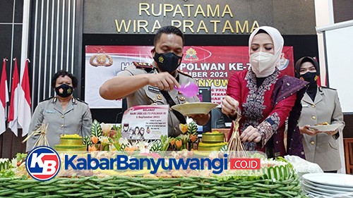 Polresta Banyuwangi Potong Tumpeng Peringati HUT Polwan Ke-73