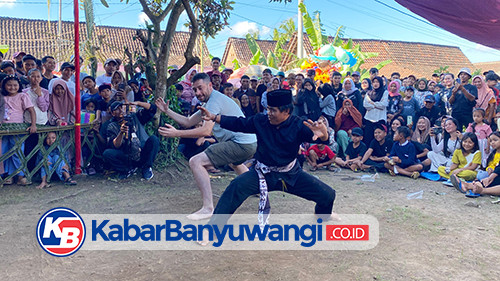 https://kabarbanyuwangi.co.id/asset/foto_berita/turis_pencak_sumping.jpg
