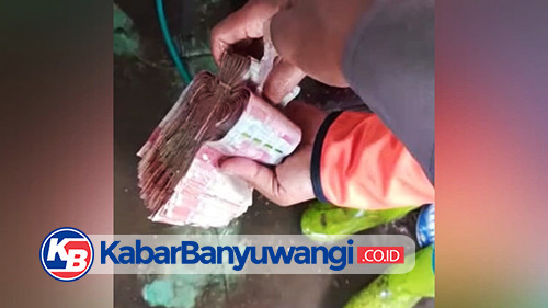Viral, Penemuan Segepok Uang di Reruntuhan Sisa Banjir Kalibaru