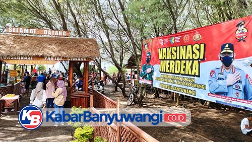 Polresta Banyuwangi Vaksinasi Nelayan di Pantai Cemara