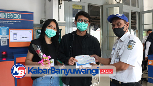 Valentine Day, PT KAI Bagi-Bagi Cokelat hingga Voucher Tiket Gratis