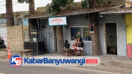 Warkop LemOnDer Banyuwangi: Suguhkan Kopi Lokal dan Sego Dadar dengan Panorama Sawah di Tepi Jalan
