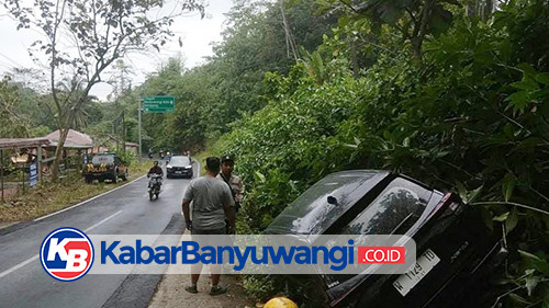 Hindari Hewan, Mobil Xenia Masuk Parit di Jalan Raya Ijen Banyuwangi